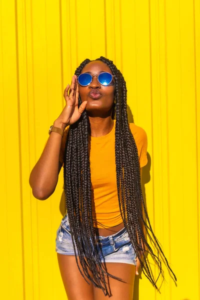 Lifestyle Όμορφο Μαύρο Κορίτσι Μακριά Πλεξούδες Κίτρινα Shirts Και Κοντά — Φωτογραφία Αρχείου