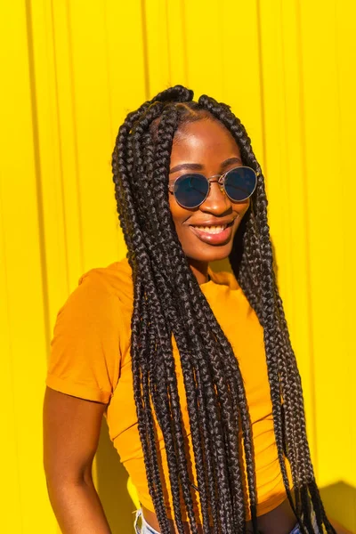 Lifestyle Jolie Fille Noire Avec Longues Tresses Des Shirts Jaunes — Photo