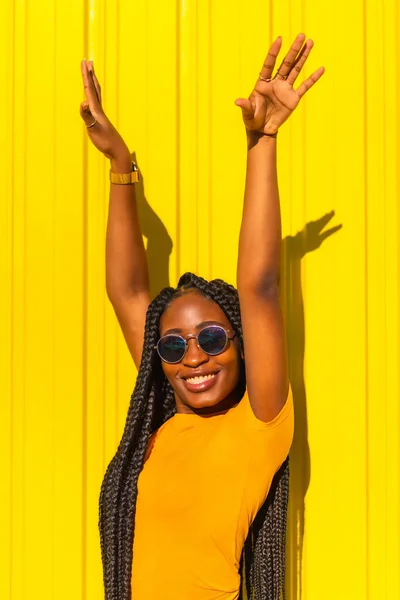 Lifestyle Όμορφο Μαύρο Κορίτσι Μακριά Πλεξούδες Κίτρινα Shirts Και Κοντά — Φωτογραφία Αρχείου