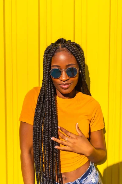 Lifestyle Μαύρο Κορίτσι Μακριά Πλεξούδες Κίτρινα Shirts Και Κοντά Τζιν — Φωτογραφία Αρχείου