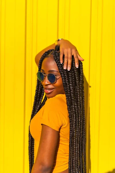 Lifestyle Fille Noire Avec Longues Tresses Des Shirts Jaunes Des — Photo