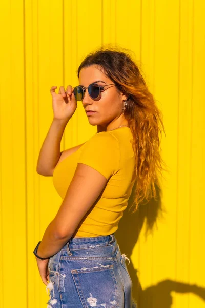 Estilo Vida Menina Loira Caucasiana Camisetas Amarelas Jeans Curtos Fundo — Fotografia de Stock