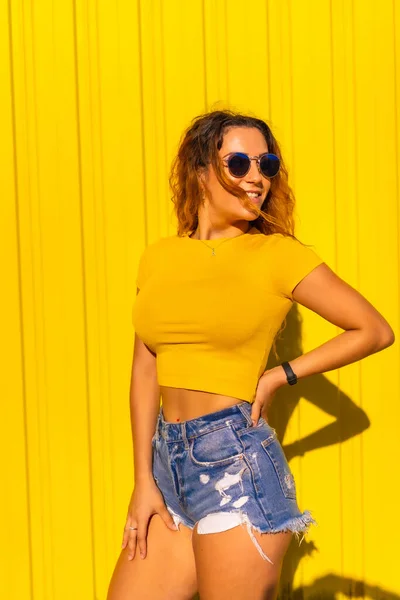 Stile Vita Ragazza Bionda Caucasica Shirt Gialle Jeans Corti Uno — Foto Stock