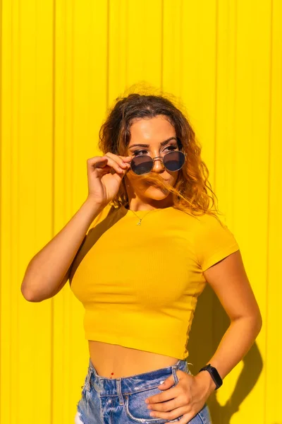 Estilo Vida Menina Loira Caucasiana Camisas Amarelas Fundo Amarelo Posando — Fotografia de Stock