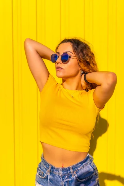 Estilo Vida Menina Loira Caucasiana Camisas Amarelas Fundo Amarelo Menina — Fotografia de Stock