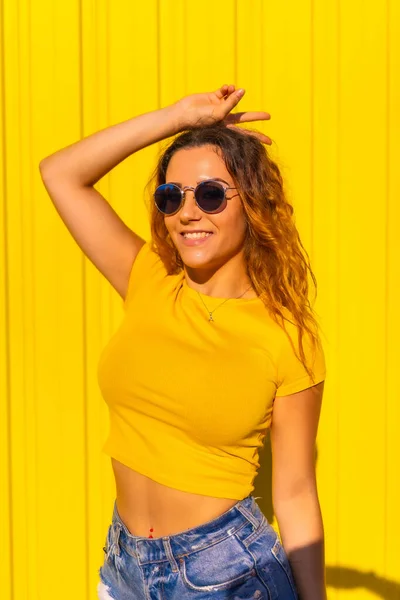 Estilo Vida Menina Loira Caucasiana Camisas Amarelas Fundo Amarelo Muito — Fotografia de Stock