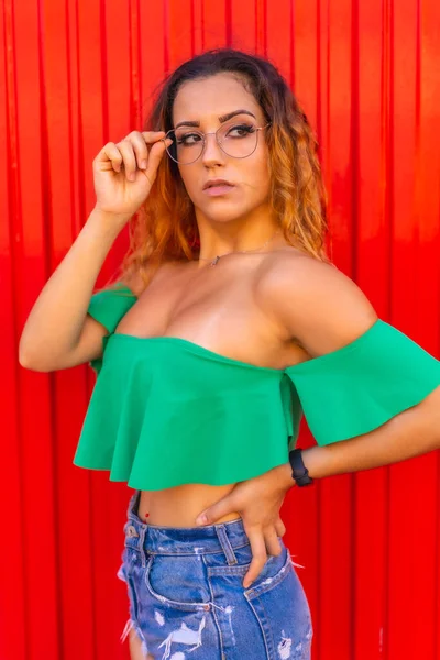 Estilo Vida Chica Rubia Caucásica Camisetas Verdes Pantalones Cortos Mezclilla —  Fotos de Stock