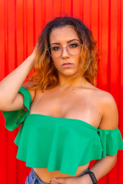 Estilo Vida Menina Loira Caucasiana Camisetas Verdes Transparente Ver Óculos — Fotografia de Stock