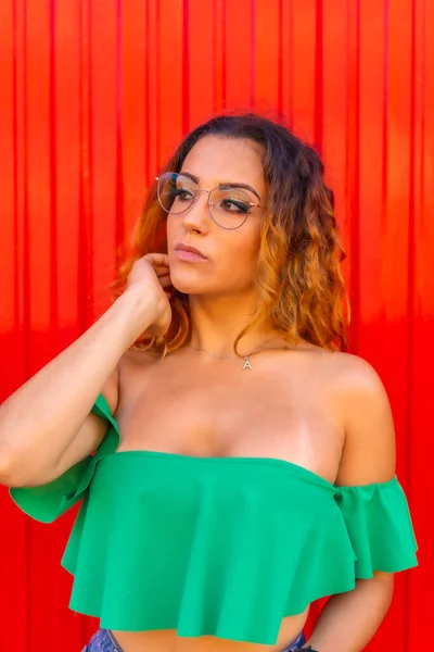 Estilo Vida Chica Rubia Caucásica Camisetas Verdes Transparente Ver Gafas —  Fotos de Stock