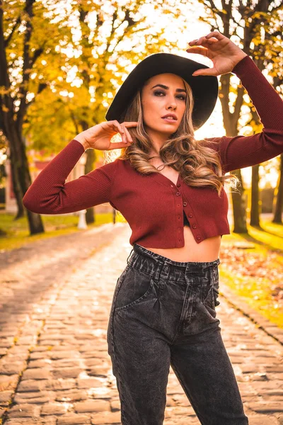 Herbstlicher Lebensstil Bei Sonnenuntergang Blonde Kaukasische Frau Rotem Pullover Und — Stockfoto