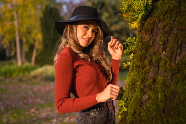 Estilo Vida Chica Rubia Caucásica Suéter Rojo Sombrero Negro Disfrutando — Foto de Stock