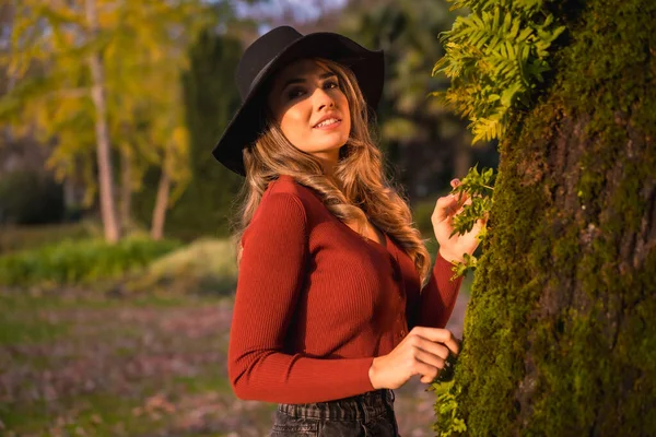 Stile Vita Bionda Ragazza Caucasica Con Maglione Rosso Cappello Nero — Foto Stock