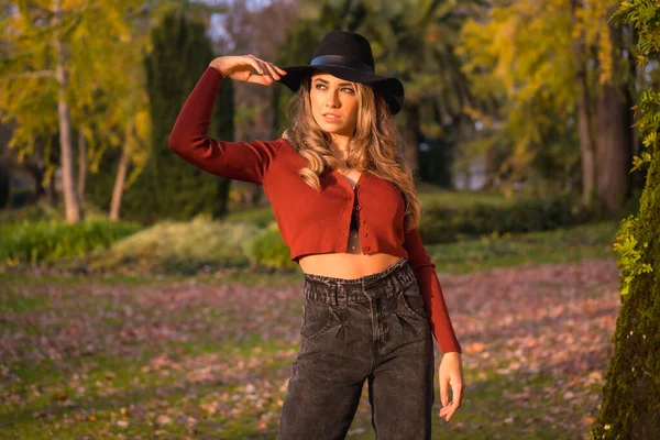 Estilo Vida Chica Rubia Caucásica Con Suéter Rojo Sombrero Negro — Foto de Stock