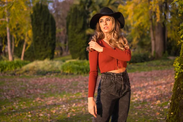 Estilo Vida Menina Branca Loira Uma Camisola Vermelha Chapéu Preto — Fotografia de Stock