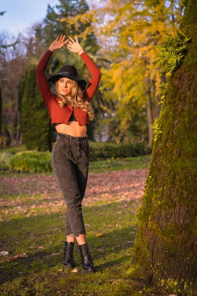 Estilo Vida Menina Branca Loira Uma Camisola Vermelha Chapéu Preto — Fotografia de Stock