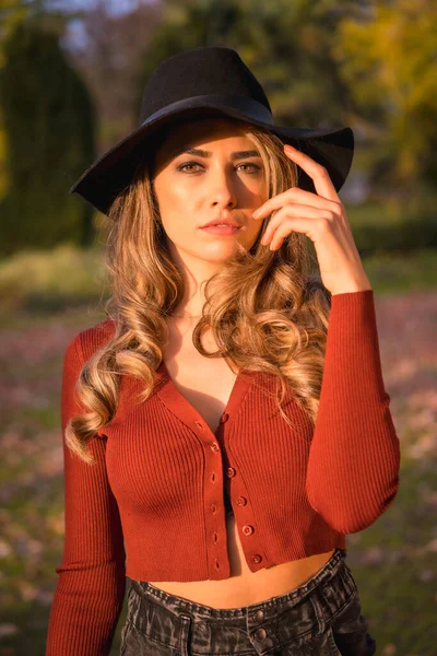 Jesienny Styl Życia Blondynka Kaukaska Dziewczyna Czerwonym Swetrze Wspaniały Czarny — Zdjęcie stockowe