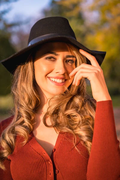 Estilo Vida Outono Menina Branca Loira Suéter Vermelho Lindo Chapéu — Fotografia de Stock