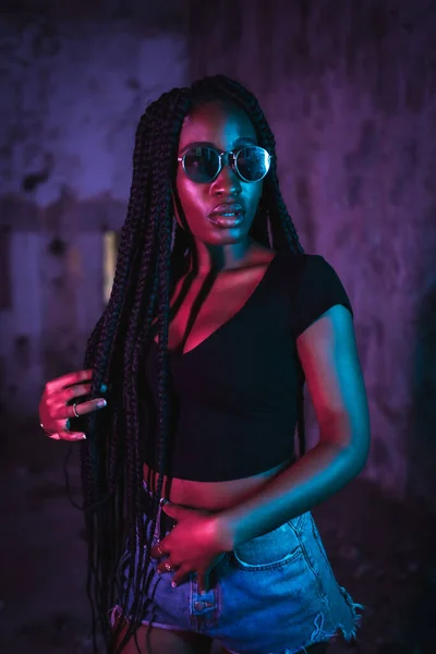 Lifestyle Portrait Une Jeune Femme Noire Avec Longues Tresses Des — Photo