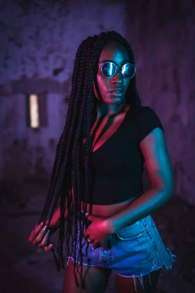 Estilo Vida Retrato Una Joven Negra Con Trenzas Largas Gafas — Foto de Stock