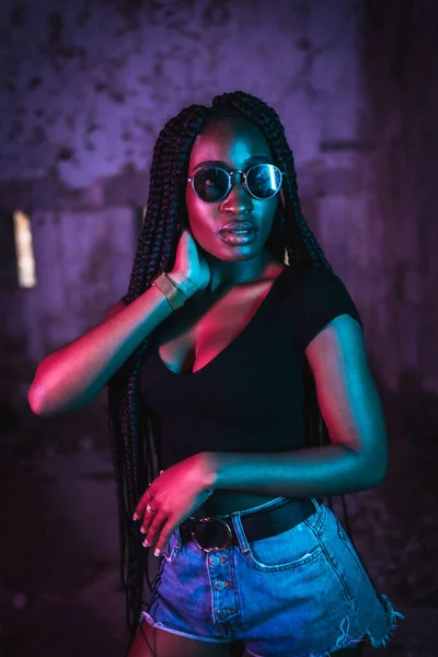 Estilo Vida Retrato Una Joven Negra Con Trenzas Largas Gafas —  Fotos de Stock