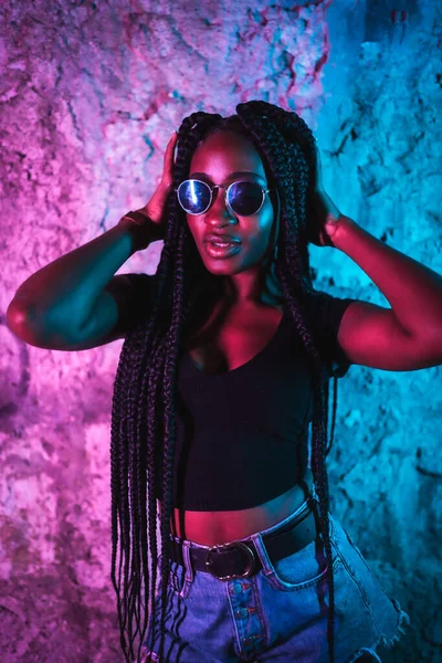 Zwart Meisje Met Lange Vlechten Een Zonnebril Een Zwart Shirt — Stockfoto
