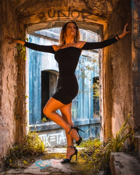 Estilo Vida Chica Caucásica Con Pelo Ondulado Apretado Vestido Negro — Foto de Stock