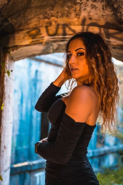 Estilo Vida Chica Caucásica Con Pelo Ondulado Apretado Vestido Negro —  Fotos de Stock