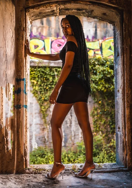 Lifestyle Jeune Fille Latina Noire Avec Longues Tresses Dans Une — Photo