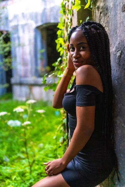 Lifestyle Fille Latina Peau Noire Dans Une Robe Noire Serrée — Photo