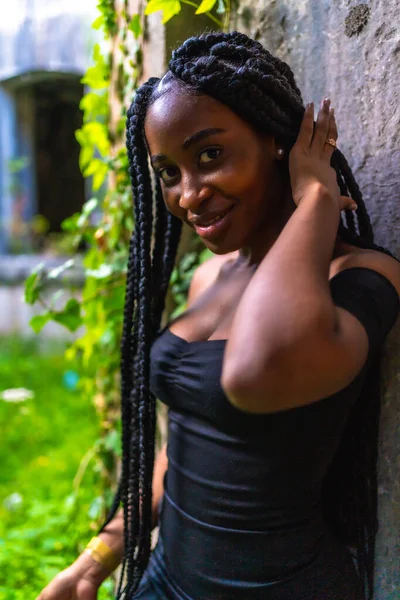 Lifestyle Fille Latina Peau Noire Dans Une Robe Noire Serrée — Photo