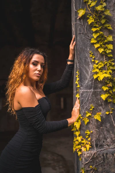 Estilo Vida Chica Caucásica Pelo Ondulado Vestido Negro Apretado Relajado —  Fotos de Stock