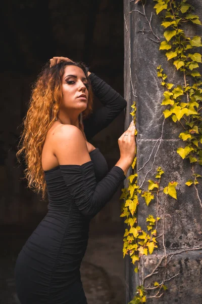 Estilo Vida Chica Caucásica Pelo Ondulado Vestido Negro Apretado Relajado —  Fotos de Stock