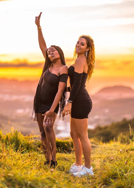 Estilo Vida Verão Dois Amigos Sorrindo Divertindo Belo Pôr Sol — Fotografia de Stock