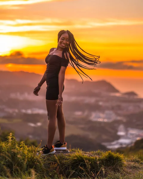 Lifestyle Latina Girl Black Skin Beautiful Long Braids Her Hair — Stock Photo, Image