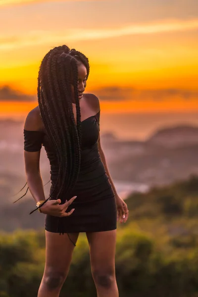 Lifestyle Latina Fille Peau Noire Avec Belles Longues Tresses Dans — Photo