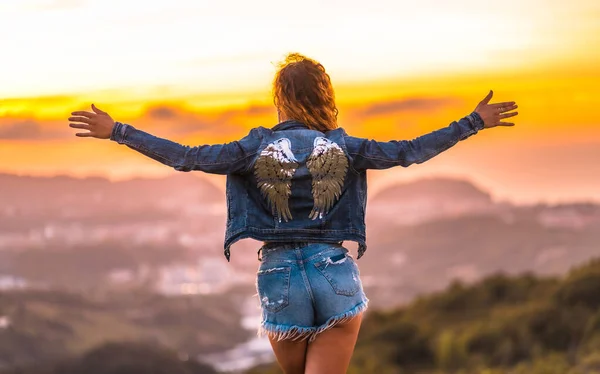 Lifestyle Ein Kaukasisches Mädchen Mit Jeansjacke Und Engelsflügel Print Auf — Stockfoto