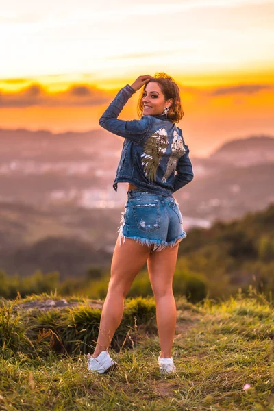 Lifestyle Caucasian Girl Denim Jacket Denim Shorts Portrait Top Mountain — Stock Photo, Image