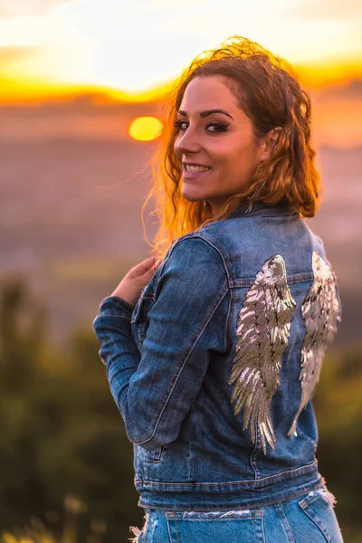 Lifestyle Blank Meisje Een Spijkerjasje Spijkerbroek Een Prachtige Zomer Zonsondergang — Stockfoto