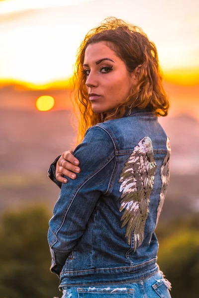 Lifestyle Caucasian Girl Denim Jacket Denim Shorts Beautiful Summer Sunset — Stock Photo, Image