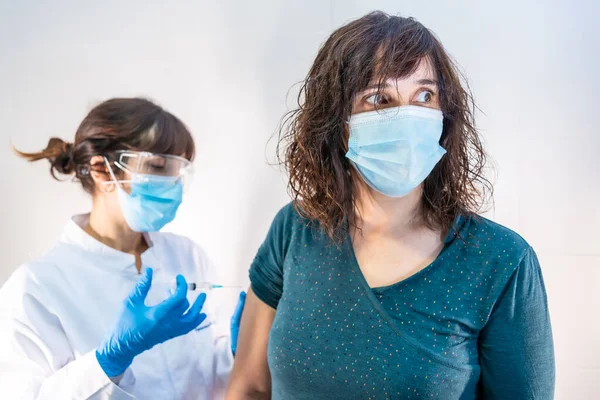 Een Vrouwelijke Arts Met Een Gezichtsmasker Die Het Coronavirusvaccin Een — Stockfoto