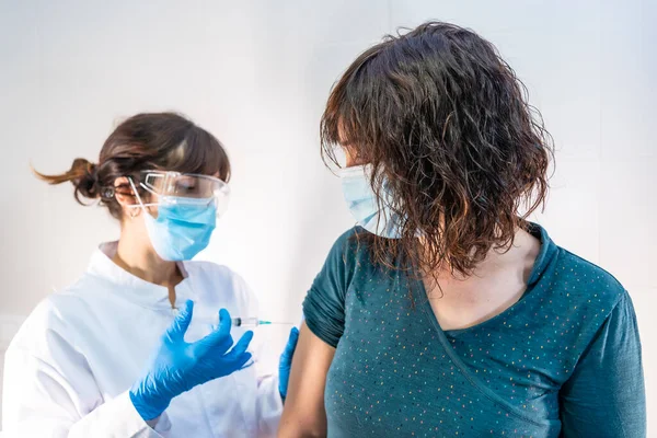 Egy Női Orvos Arcmaszkkal Alkalmazza Koronavírus Vakcinát Beteg Vakcinát Nézi — Stock Fotó