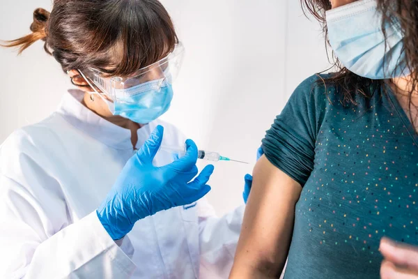 Egy Nőorvos Arcmaszkkal Aki Koronavírus Vakcinát Alkalmazza Beteg Aki Fél — Stock Fotó