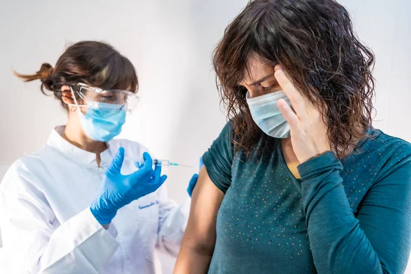 Kobieta Lekarz Masce Twarz Stosująca Szczepionkę Przeciw Koronawirusowi Pacjent Strachem — Zdjęcie stockowe