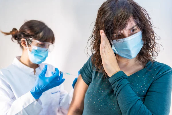 Egy Nőorvos Arcmaszkkal Aki Koronavírus Vakcinát Alkalmazza Beteg Aki Fél — Stock Fotó