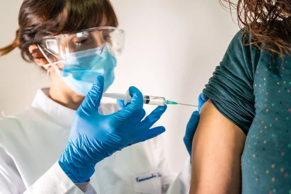 Vrouwelijke Arts Met Gezichtsmasker Die Het Coronavirusvaccin Toepast Detail Van — Stockfoto