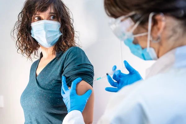 Vaksin Coronavirus Diterapkan Pada Seorang Wanita Muda Oleh Seorang Dokter — Stok Foto