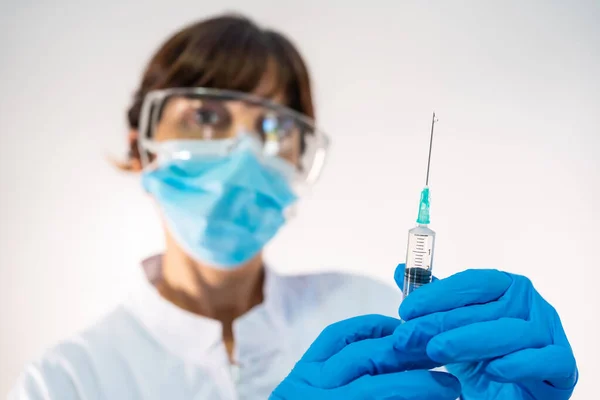 Női Orvos Készíti Elő Koronavírus Vakcina Beadását Ellenanyagok Immunizáljuk Lakosságot — Stock Fotó