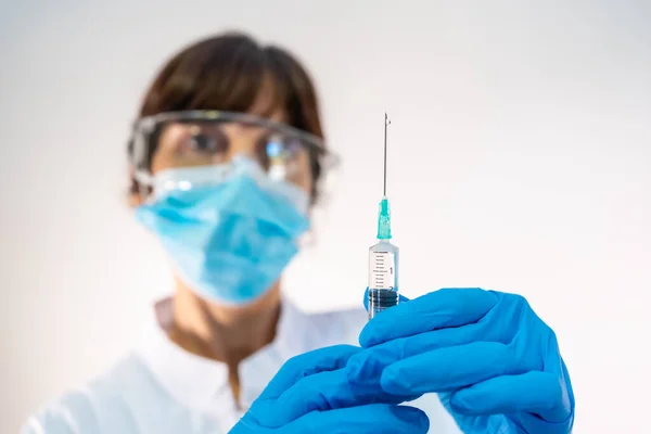 Vrouwelijke Arts Bereidt Injectie Van Het Coronavirusvaccin Voor Antilichamen Immuniseer — Stockfoto