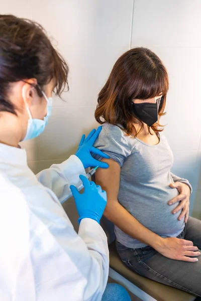 Női Orvos Alkalmazza Koronavírus Vakcinát Egy Terhes Nőnél Ellenanyagok Immunizáljuk — Stock Fotó