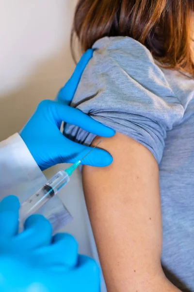 Női Orvos Aki Egy Fiatal Terhes Nőnek Adja Koronavírus Vakcinát — Stock Fotó